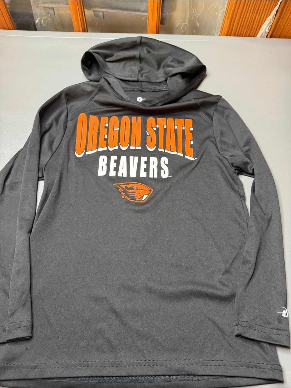 🦫 Kid’s Oregon State Beavers Black Hooded Performance shirt. Size: small